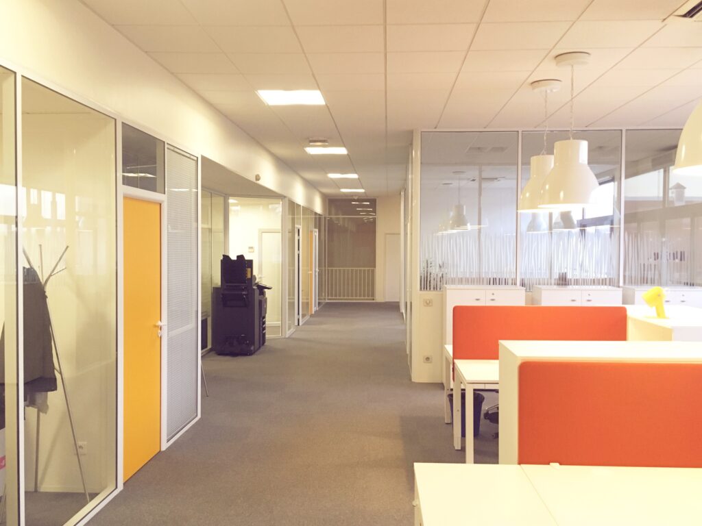 Espace de coworking moderne avec zones collaboratives et bureaux partagés à Orgeval